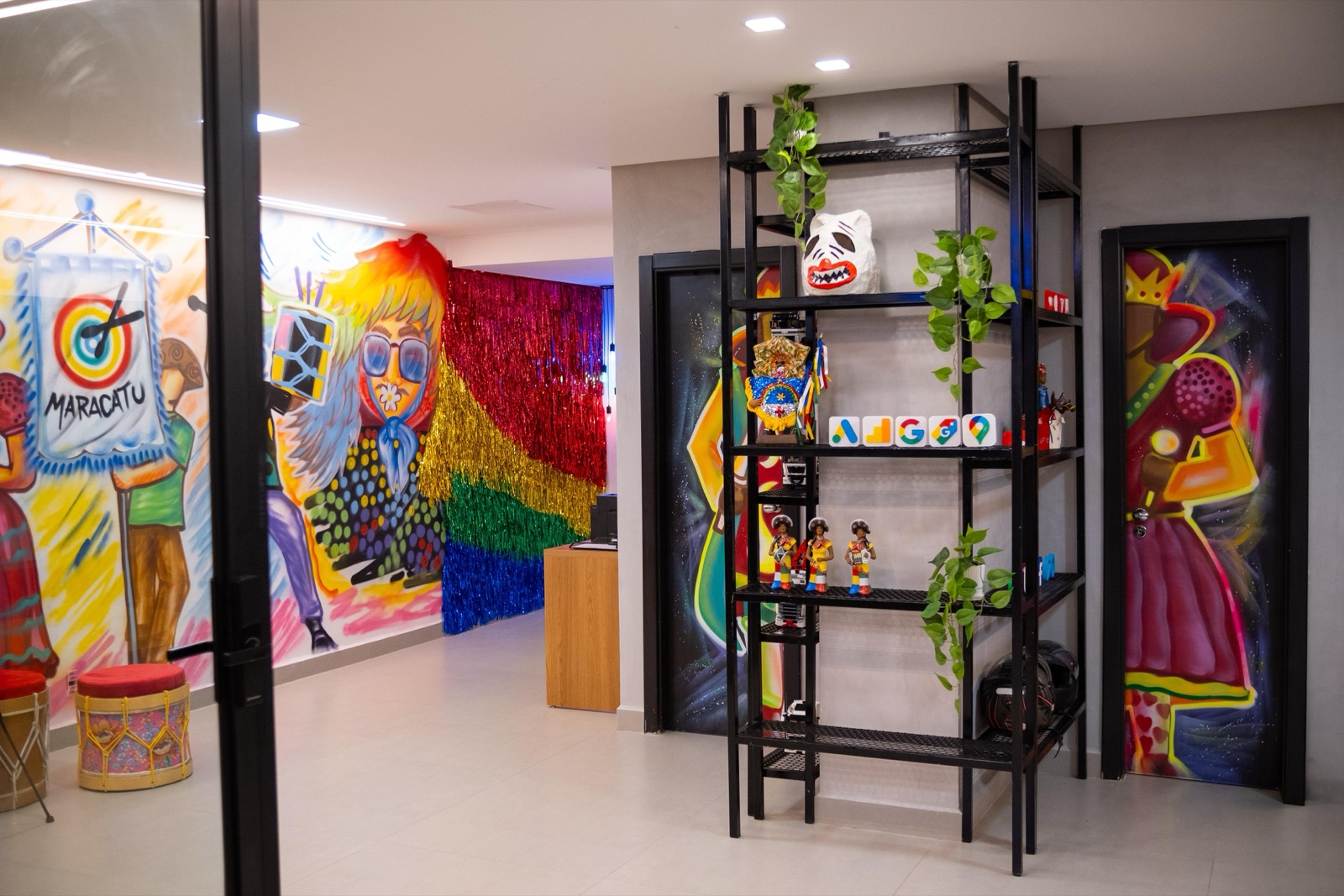 Espaço da Maracatu Lab com mural de maracatu