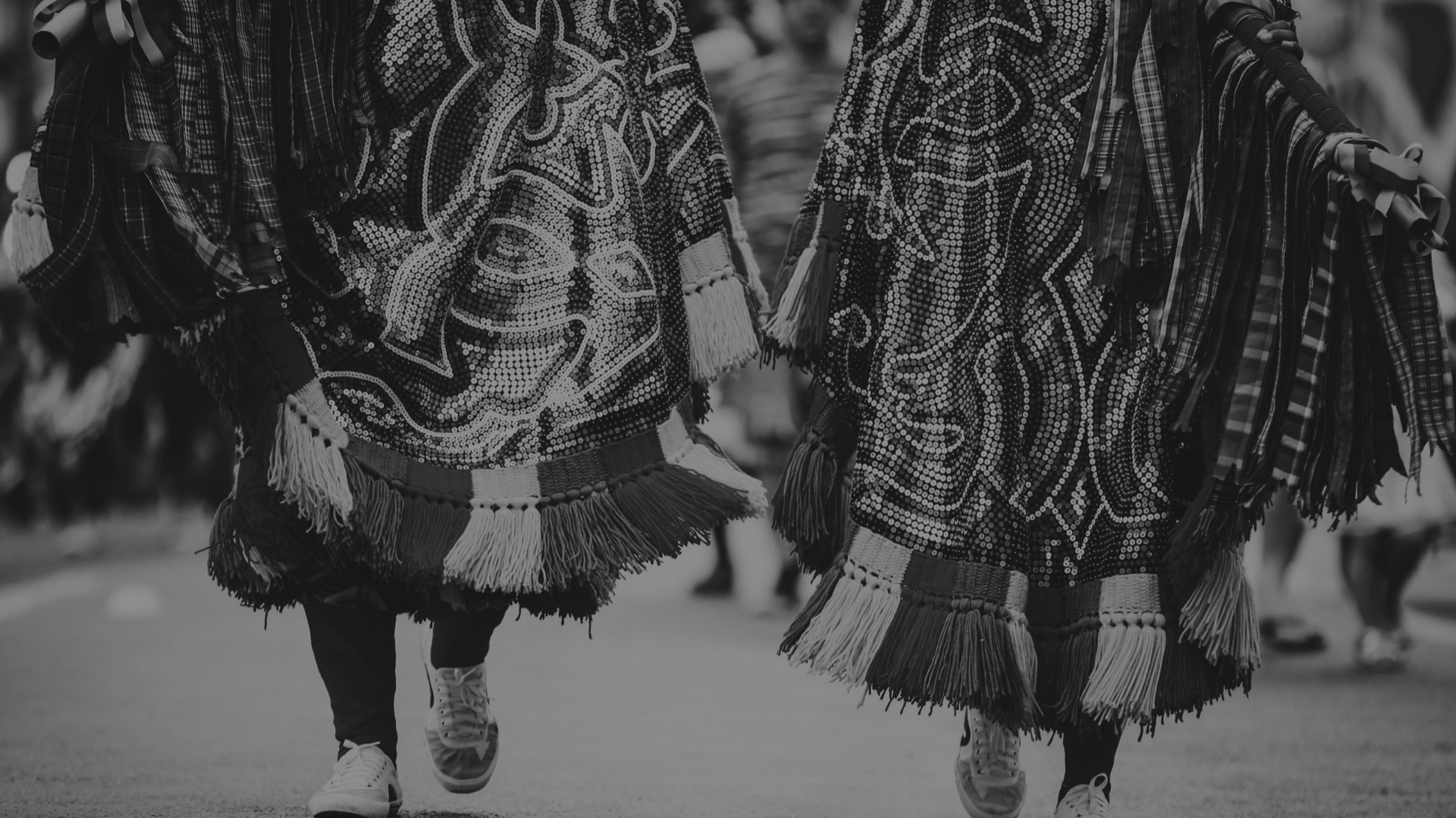 Cortejo de maracatu com golas bordadas, força cultural de Pernambuco